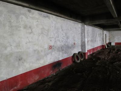 photograph “XI.2014” par David Farreny — www.farreny.net — France, Occitanie, Rouergue, Aveyron, Rodez, parking, car park, garage, mur, wall, chantier, works, béton, concrete, panneaux, signs, numéros, numbers, 39, 40, 41, pneus, tires, rouge, red, plafond, ceiling, vieux, old, vide, empty