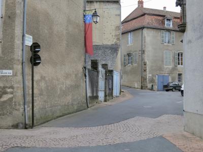 photograph “VII.2013 — Eternity as in Le Dorat (wide shot)” par David Farreny — www.farreny.net — France, Limousin, Haute-Vienne, Le Dorat, place Saint-Jean, place, square, rue, street, ville, city, village, murs, walls, coins, corners, angles, gouttières, drainpipes, garages, portails, fenêtres, windows, voitures, cars, province, lampadaire, lamp, métal, metal, bitume, blacktop, asphalte, asphalt, panneaux, routiers, roadsigns, signs, plaque, plate, statues, niches, bannière, banner, Grande rue, pavés, pavage, cobblestone, ciment, cement, crépi, roughcast, gates, bâtiments, buildings