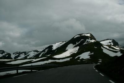 photograph “VII.2012 — Run away to the North, 18” par David Farreny — www.farreny.net — Norvège, Norway, Norge, route nationale 13, national road 13, riksvei 13, Rv13, Sogn og Fjordane, Hordaland, route, road, glissière de sécurité, crash barrier, métal, metal, bitume, blacktop, asphalte, asphalt, virage, bend, montagne, mountain, neige, snow