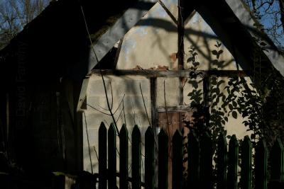 photograph “I.2020” par David Farreny — www.farreny.net — France, hiver, winter, jardin, garden, remise, shed, vieux, old, clôture, fence, bois, wood, parpaings, breeze-blocks, toit, roof, toiture, roofing, plantes, plants, ombres, shadows, peinture, paint, bleue, bleu, blue, traces, remains, branches, porte, door, feuilles, leaves, feuillage, foliage, Occitanie, Gascogne, Gascony, Gers, Condom
