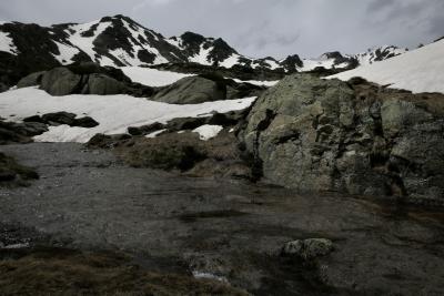 photograph “VI.2018” par David Farreny — www.farreny.net — Andorre, Andorra, Tristaina, Tristagne, cirque, circ, Estany primer, Ordino, Pyrénées, Pyrenees, montagnes, mountains, rochers, rocks, neige, snow, névés, patches, eau, water, sommets, peaks, paysage, landscape, herbe, grass, nuages, clouds