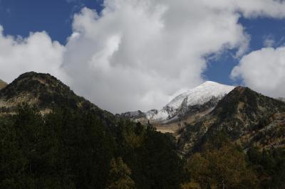 photograph “X.2023” par David Farreny — www.farreny.net — Andorre, Andorra, Ordino, Vall de Sorteny, Pyrénées, Pyrenees, montagnes, mountains, paysage, landscape, sommet, peak, neige, snow, arbres, trees, forêt, forest, ciel, sky, nuages, clouds, ombre, shadow, nature