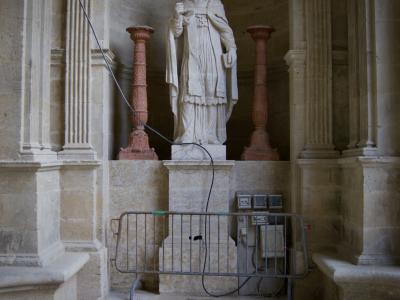 photograph “II.2016” par David Farreny — www.farreny.net — France, Occitanie, Gascogne, Gascony, Gers, Auch, cathédrale, cathedral, Sainte-Marie, pierre, stone, statue, colonnes, columns, travaux, works, barrière, guardrail, métal, metal, câble, cable, fil, wire, prises, plugs, panneau, board, art, porche, XVIIe siècle, 17th century