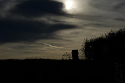 photograph “XII.2015” par David Farreny — www.farreny.net — France, hiver, winter, ciel, sky, nuages, clouds, soleil, sun, haie, hedge, herbe, grass, roues, wheels, métal, metal, noir, black, sombre, dark, campagne, countryside, Occitanie, Gascogne, Gers, Jegun