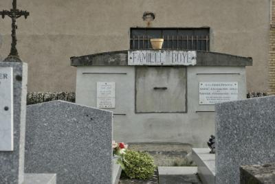 photograph “III.2024 — “They are not lost, they are ahead of us”” par David Farreny — www.farreny.net — France, Occitanie, Tarn-et-Garonne, Caussade, cimetière, cemetery, tombes, graves, mur, wall, croix, cross, fleurs, flowers, plaques, grille, railings, métal, metal, brique, brick, pierre, stone, pot, ciment, cement, famille Boyé, À nos chers enfants, Ils ne sont pas perdus, Ils nous ont devancés
