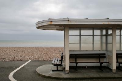 photograph “V.2013” par David Farreny — www.farreny.net — Royaume-Uni, United Kingdom, Grande-Bretagne, Great Britain, Angleterre, England, GB, UK, Sussex, West Sussex, Worthing, front de mer, seafront, plage, beach, galets, pebbles, shingle, mer, sea, Manche, Channel, horizon, eau, water, soir, evening, promenade, abri, shelter, bois, wood, fenêtres, windows, verre, glass, bancs, benches