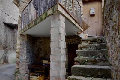 photograph “XII.2020 — Faces of home, 119” par David Farreny — www.farreny.net — France, Occitanie, Gard, Saint-Sébastien-d'Aigrefeuille, Carnoulès, village, maison, house, entrée, entrance, balcon, balcony, terrasse, terrace, pierre, stone, brique, brick, porte, door, bois, wood, escalier, stairs, staircase, marches, steps, boîte à lettres, mailbox, letterbox, rue, street, rambarde, guardrail, métal, metal, pilier, pillar, lierre, ivy, ciment, cement, gouttière, drainpipe, gutter, fils, wires, câbles, cables, cageots, domicile, home, numéro, number, chiffre, nombre, 156, chiffres, figures, angle, coin, corner