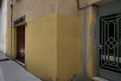 photograph “III.2022 — Culturàlia” par David Farreny — www.farreny.net — Andorre, Andorra, Escaldes-Engordany, rue, street, bâtiment, immeuble, building, Culturàlia, centre culturel, cultural center, porte, door, métal, metal, poignée, handle, câbles, cables, enseigne, sign, bois, wood, béton, concrete, vitre, verre, glass, reflet, reflection, angle, coin, corner