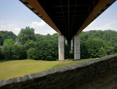 photograph “VII.2013 — Walk” par David Farreny — www.farreny.net — France, Limousin, Haute-Vienne, Bessines-sur-Gartempe, pont, bridge, autoroute, motorway, highway, freeway, A20, viaduc, viaduct, métal, metal, béton, concrete, piliers, pillars, chemin, path, route, road, muret, low wall, pierre, stone, forêt, forest, bois, wood, tablier, roadway, parapet, pré, meadow, arbres, trees, campagne, countryside, perspective