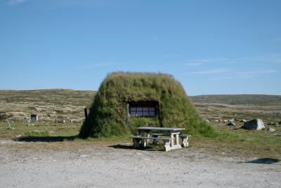 photograph “VII.2012 — Run away to the North, 44” par David Farreny — www.farreny.net — Norvège, Norway, Norge, Hardangervidda, Buskerud, Fagerheim, plateau, paysage, landscape, rochers, rocks, herbe, grass, vide, emptiness, empty, abri, shelter, table, bancs, benches, fenêtre, window, horizon, carte postale, postcard