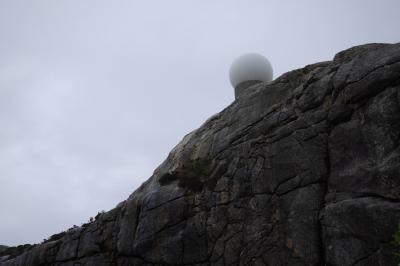 photograph “VI.2019 — Run away to the North, 279. The lookout” par David Farreny — www.farreny.net — Norvège, Norway, Norge, Vestlandet, Hordaland, Bømlo, Urangsvåg, Goddo, île, island, rocher, rock, ciel, sky, gris, grey, gray, falaise, cliff, station radar, radôme, radar, radome, antenne, antenna, sphère, blanche, white, mur, paroi, wall
