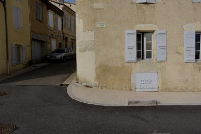 photograph “X.2020 — Faces of home, 164. Boulevard du Midi” par David Farreny — www.farreny.net — France, Occitanie, Gascogne, Gers, Lectoure, boulevard du Midi, rue, street, carrefour, crossing, bitume, blacktop, asphalte, asphalt, mur, wall, maisons, houses, fenêtres, windows, volets, shutters, bois, wood, trottoir, pavement, voiture, car, plaque, plate, gouttière, drainpipe, métal, metal, toits, roofs, domicile, home