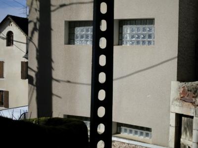 photograph “II.2014” par David Farreny — www.farreny.net — France, Occitanie, Aveyron, Rouergue, Rodez, poteau, post, pole, électrique, electricity, câbles, cables, fils, wires, ombre, shadow, bâtiment, immeuble, building, maison, house, mur, wall, fenêtres, windows, verre, glass, pierre, stone, béton, concrete, porte, door, bois, wood, angle, coin, corner, antenne, antenna