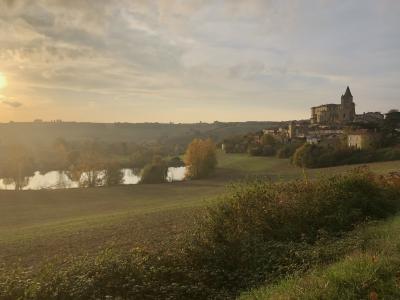 photograph “XI.2018 — Where you are not” par David Farreny — www.farreny.net — France, Occitanie, Gascogne, Gascony, Gers, Lavardens, paysage, landscape, automne, autumn, fall, village, château, castle, église, church, clocher, bell tower, étang, pond, eau, water, arbres, trees, champ, field, haie, hedge, herbe, grass, horizon, collines, hills, soleil, sun, nuages, clouds, ciel, sky, reflets, reflections, carte postale, postcard