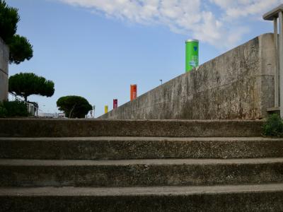 photograph “VII.2015” par David Farreny — www.farreny.net — France, Poitou-Charentes, Charente-Maritime, Royan, escalier, stairs, marches, step, béton, concrete, signalisation, signs, muret, low wall, arbres, trees, pins parasol, umbrella pines, totems, totem poles, poteaux, nuages, clouds