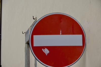 photograph “X.2019” par David Farreny — www.farreny.net — Italie, Italy, Italia, Toscane, Toscana, Tuscany, Pistoia, Pistoie, ville, city, panneau, routier, roadsign, sign, sens interdit, one way, cercle, circle, rond, round, rouge, red, métal, metal, mur, wall, pierre, stone, encadrement, framing, crochets, hooks, gouttière, drainpipe, beige