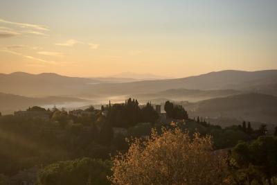 photograph “X.2019 — Eat your postcard” par David Farreny — www.farreny.net — Italie, Italia, Italy, Toscane, Toscana, Tuscany, Sienne, Siena, Casole d'Elsa, paysage, landscape, collines, hills, brume, fog, matin, morning, arbres, trees, cyprès, cypresses, montagnes, mountains, horizon, nuages, clouds, carte postale, postcard