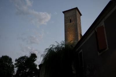 photograph “VII.2024” par David Farreny — www.farreny.net — France, Occitanie, Gascogne, Gascony, Gers, Biran, tour, tower, tour de guet, watchtower, Moyen Âge, Middle Ages, médiéval, medieval, pierre, stone, soir, evening, nuit, night, arbres, trees, branches, branchages, maison, house, lumière, light, feuillage, foliage, feuilles, leaves, ciel, sky, nuages, clouds, fenêtres, windows, volets, shutters