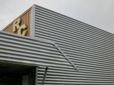 photograph “VI.2014” par David Farreny — www.farreny.net — France, magasin, shop, store, entreprise, company, métal, metal, tôle ondulée, corrugated iron, entrepôt, warehouse, RC, enseigne, sign, gris, grey, gray, bandes, stripes, angle, coin, corner, Rouergue, Occitanie, Aveyron, Sébazac-Concourès