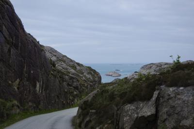 photograph “VI.2019 — Run away to the North, 190. Tapt i Goddo” par David Farreny — www.farreny.net — Norvège, Norway, Norge, Vestlandet, Hordaland, Bømlo, Urangsvåg, Goddo, île, island, paysage, landscape, nature, mer, sea, eau, water, rocher, rock, rochers, rocks, îlots, islets, Ulversøy, route, road, bitume, blacktop, asphalte, asphalt, ciel, sky, nuages, clouds