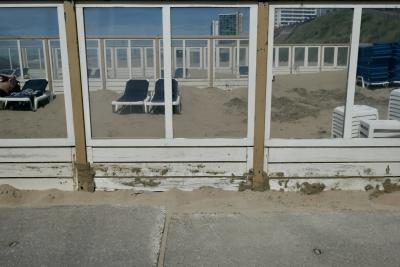 photograph “VI.2018” par David Farreny — www.farreny.net — Pays-Bas, Netherlands, Nederland, Hollande, Holland, Hollande-Septentrionale, Zandvoort, plage, beach, immeubles, buildings, chaises longues, deck chairs, parois, walls, verre, glass, vitre, baies, fenêtres, windows, séparations, dividers, sable, sand, bois, wood, béton, concrete, butte, mound, baigneur, bather, sunbather, station balnéaire, seaside resort, mer du Nord, North sea, été, summer
