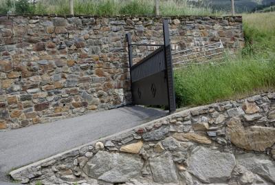 photograph “VII.2023” par David Farreny — www.farreny.net — Andorre, Andorra, Canillo, mur, wall, pierre, stone, passage, rampe, ramp, champ, field, portail, gate, métal, metal, herbe, grass, bitume, blacktop, asphalte, asphalt