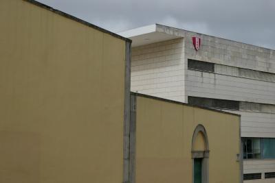 photograph “II.2020” par David Farreny — www.farreny.net — Portugal, Lisbonne, Lisboa, Lisbon, bâtiments, buildings, immeubles, ISEG, angles, béton, concrete, fenêtres, windows, porte, door, arc, arch, logo, ville, city, capitale, capital