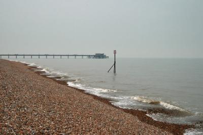 photograph “VII.2010” par David Farreny — www.farreny.net — Royaume-Uni, United Kingdom, Angleterre, England, GB, UK, Deal, Kent, Channel, Manche, mer, sea, vagues, waves, plage, beach, côte, coast, jetée, embarcadère, pier, béton, concrete, métal, metal, galets, pebbles, shingle, horizon, paysage, landscape, seascape, Cinque Ports