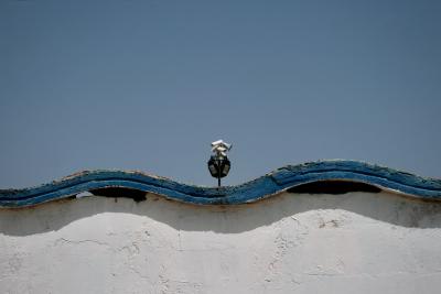 photograph “VII.2009 — The sea, 1. Panopticon of paid holidays” par David Farreny — www.farreny.net — Italie, Italy, Italia, mur, wall, bord de mer, seaside, mer, sea, caméras, vidéosurveillance, cameras, video surveillance, projecteurs, flashlights, vague, onde, wave, haut-parleur, loudspeaker, Anzio, Latium, Lazio