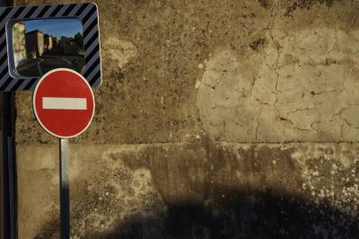 photograph “XI.2015” par David Farreny — www.farreny.net — France, Occitanie, Gascogne, Gers, Jegun, village, mur, wall, panneau, sign, routier, roadsign, sens interdit, no-way, miroir, mirror, maisons, houses, rue, street, métal, metal