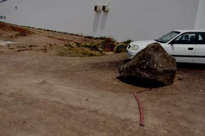 photograph “V.2016 — Lancerotte, 4” par David Farreny — www.farreny.net — Espagne, Spain, España, Canaries, Canary, Canarias, Lanzarote, Lancerotte, île, island, Playa Blanca, mur, wall, blanc, white, voiture, car, rocher, rock, climatisation, air conditioning, unités extérieures, external units, terrain vague, wasteland