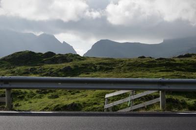 photograph “VII.2017 — Run away to the North, 121” par David Farreny — www.farreny.net — Norvège, Norway, Norge, Norvège du Nord, Nord-Norge, Nordland, Flakstad, Ramberg, Fredvang, Lofoten, route, road, E10, sécurité, glissière, crash barrier, métal, metal, bitume, blacktop, asphalte, asphalt, palette, pallet, bois, wood, herbe, grass, montagnes, mountains, nuages, clouds