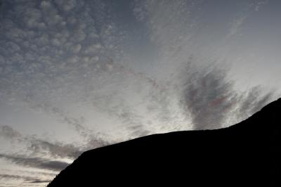photograph “XI.2023 — Whatever” par David Farreny — www.farreny.net — Andorre, Andorra, Canillo, Pyrénées, Pyrenees, montagne, mountain, soir, evening, automne, autumn, fall, paroi, wall, ciel, sky, nuages, clouds