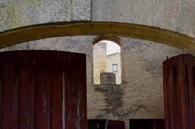 photograph “XII.2020” par David Farreny — www.farreny.net — France, Occitanie, Gard, Castillon-du-Gard, pierre, stone, portail, gate, bois, wood, cour, courtyard, yard, mur, wall, ouverture, fenêtre, window, opening, maison, house, arc, arche, arch, crépi, roughcast, beige, rouge, red, village, médiéval, medieval
