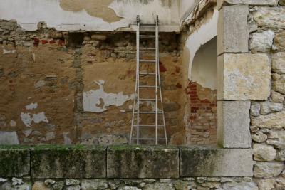 photograph “XI.2015” par David Farreny — www.farreny.net — France, maison, house, pierre, stone, chantier, construction site, building site, échelle, ladder, brique, brick, mur, wall, paroi, métal, metal, mousse, moss, Occitanie, Gascogne, Gascony, Gers, Saint-Puy
