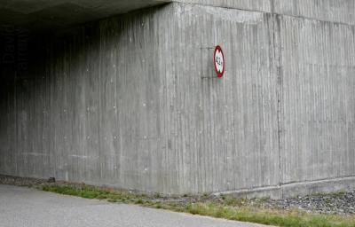 photograph “VIII.2014 — Run away to the North, 81” par David Farreny — www.farreny.net — Norvège, Norway, Norge, Hordaland, Åkra, Etne, Sævareid, Kyrping, béton, concrete, pont, bridge, passage, panneau, routier, roadsign, route, road, herbe, grass, hauteur limitée, max height, 42 m, angle, coin, corner, bitume, blacktop, asphalte, asphalt, ombre, shadow