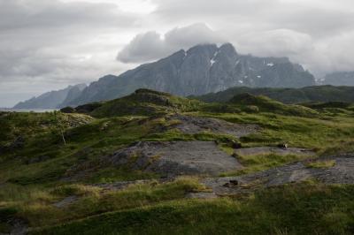 photograph “VII.2017 — Run away to the North, 242” par David Farreny — www.farreny.net — Norvège, Norway, Norge, Norvège du Nord, Nord-Norge, Nordland, Flakstad, Ramberg, Moskenesoya, Lofoten, montagne, mountain, nuages, clouds, rocher, rock, paysage, landscape, herbe, grass, nature, Sund