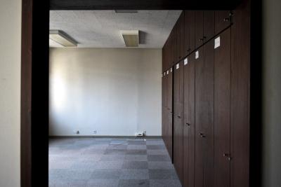 photograph “IV.2013 — Remembrance of the jail” par David Farreny — www.farreny.net — France, bureau, office, pièce, room, placards, cupboards, fichiers, files, étiquettes, labels, portes, doors, bois, wood, moquette, carpet, néons, neon, lighting, prises, sockets, plafond, ceiling, encadrement, embrasure, frame, poignées, handles, mur, wall, Occitanie, Aveyron, Rouergue, Rodez