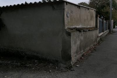 photograph “X.2022 — 158” par David Farreny — www.farreny.net — France, Occitanie, Haute-Garonne, Toulouse, rue, street, trottoir, pavement, mur, wall, coin, angle, corner, plaque, plate, numéro, number, 158, toit, roof, tôle ondulée, corrugated iron, métal, metal, vieux, old, cailloux, stones, grille, railings, poteau, post, pole, arbre, tree, automne, fall, autumn