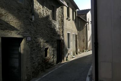 photograph “VIII.2022 — Faces of home, 155” par David Farreny — www.farreny.net — Italie, Italia, Italy, Toscane, Toscana, Tuscany, Arezzo, Montevarchi, Moncioni, village, ruelle, alley, maisons, houses, pierre, stone, fenêtres, windows, portes, doors, numéro, number, 14, gouttière, gutter, vieux, old, été, summer, domicile, home