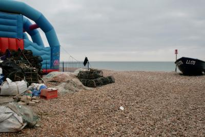 photograph “V.2013” par David Farreny — www.farreny.net — Royaume-Uni, United Kingdom, Grande-Bretagne, Great Britain, Angleterre, England, UK, GB, Sussex, West Sussex, Arun, Bognor Regis, front de mer, seafront, mer, sea, Manche, Channel, eau, water, horizon, cailloux, stones, galets, pebbles, shingle, plage, beach, bateau, boat, barque, small boat, LI.178, numéro, number, structure gonflable, inflatable structure, casiers, lobster pots, pêche, fishing, filets, nets, tas, heap, pile, poisson, fish, clôture, fence