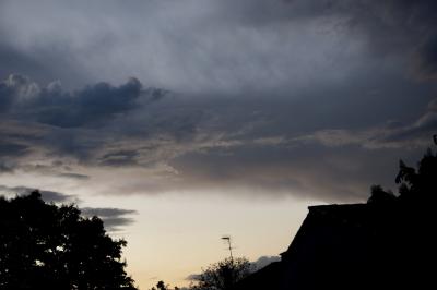 photograph “IV.2025” par David Farreny — www.farreny.net — France, Occitanie, Gascogne, Gascony, Lomagne, Gers, soir, evening, maison, house, toit, roof, arbres, trees, antenna, ciel, sky, nuages, clouds, orage, storm