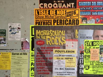 photograph “X.2016” par David Farreny — www.farreny.net — France, Occitanie, Gascogne, Gascony, Gers, L'Isle-de-Noé, mur, wall, affiches, posters, fêtes, parties, concerts, shows, Montesquiou on the rocks, Michel Sardou, François Asselineau, Mirande, Sound system, Patrice Péricard, Les Croquants, bal gascon, Barran en fête, Riguepeu, Pouylebon, couleurs, colours, colors