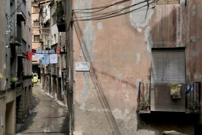 photograph “V.2023 — Faces of home, 210” par David Farreny — www.farreny.net — Espagne, España, Spain, Catalogne, Cataluña, Catalunya, Barcelone, Barcelona, Bages, Cardona, rue, street, ruelle, alley, maisons, houses, immeubles, bâtiments, buildings, ciment, cement, mur, wall, fenêtres, windows, balcons, balconies, store, blind, câbles, cables, fils, wires, rambarde, guardrail, plaque, plate, carrer de la Fonteta, ombre, shadow, linge, suspendu, hanging, laundry, qui sèche, drying, voiture, car, jaune, yellow