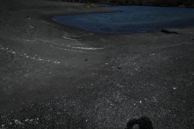 photograph “II.2018 — Lancerotte, 39” par David Farreny — www.farreny.net — Espagne, Spain, España, Canaries, Canary, Canarias, Lanzarote, Lancerotte, île, island, Yaiza, Montaña Bermeja, plage, playa, lave, lava, noir, black, étang, pond, eau, water, roche, rock, ombre, shadow, cailloux, stones