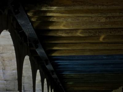photograph “VI.2015” par David Farreny — www.farreny.net — France, Occitanie, Haute-Garonne, Revel, Lauragais, arcades, pierre, stone, plafond, ceiling, poutres, beams, bois, wood, reflets, reflections, jaune, yellow, bleu, blue