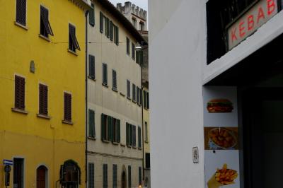 photograph “X.2019” par David Farreny — www.farreny.net — Italie, Italy, Italia, Toscane, Toscana, Tuscany, Pistoia, Pistoie, ville, city, rue, street, maisons, houses, bâtiments, buildings, façades, facades, fenêtres, windows, persiennes, volets, shutters, restaurant, fast-food, junk food, kebab, gras, fat, enseigne, sign, néon, neon, images, pictures, plats, dishes, frites, French fries, burger, hamburger, plaque, plate, 49, panneaux, routiers, roadsigns, tour, tower, torre, créneaux, crenelations, gouttières, drainpipes, lampadaire, lamp, lampe