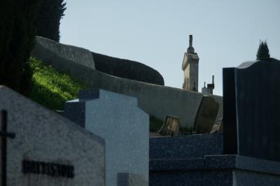 photograph “III.2025” par David Farreny — www.farreny.net — France, Occitanie, Gascogne, Gascony, Lomagne, Gers, Lectoure, cimetière, cemetery, Saint-Gervais, tombes, graves, marbre, marble, pierre, stone, croix, cross, cyprès, cypresses, mur, wall, herbe, grass, foule, crowd, morts, dead, profusion