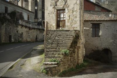 photograph “III.2025 — Faces of home, 272. Opportunity” par David Farreny — www.farreny.net — France, Occitanie, Tarn-et-Garonne, Caylus, village, route, road, rue, street, maisons, houses, vieilles, old, pierre, stone, escalier, staircase, marches, steps, rampe, banister, porte, door, entrée, entrance, étroit, narrow, église, church, fenêtres, windows, toits, roofs, tuiles, tiles, bitume, blacktop, asphalte, asphalt, rambarde, guardrail, ombre, shadow, affiche, poster, planches, planks, lampes, lamps, cheminée, chimney, gouttière, gutter, drainpipe, métal, metal, brique, brick, parpaings, breeze-blocks, abandonné, abandoned, dépression, depression