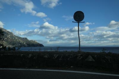 photograph “XII.2018” par David Farreny — www.farreny.net — Italie, Italia, Italy, Campanie, Campania, Salerne, Salerno, Ravello, hiver, winter, mer, sea, Méditerranée, Mediterranean, montagne, mountain, rivage, shore, rive, seashore, route, road, panneau, sign, routier, roadsign, métal, metal, ciel, sky, nuages, clouds, bitume, blacktop, asphalt, asphalte, muret, low wall, béton, concrete, eau, water, Castiglione